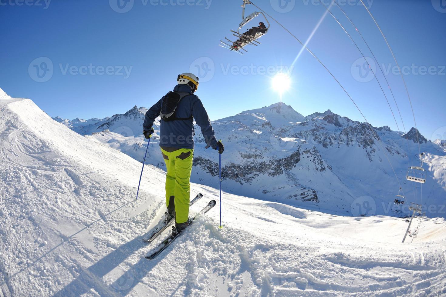 esquiar en nieve fresca en la temporada de invierno en un hermoso día soleado foto
