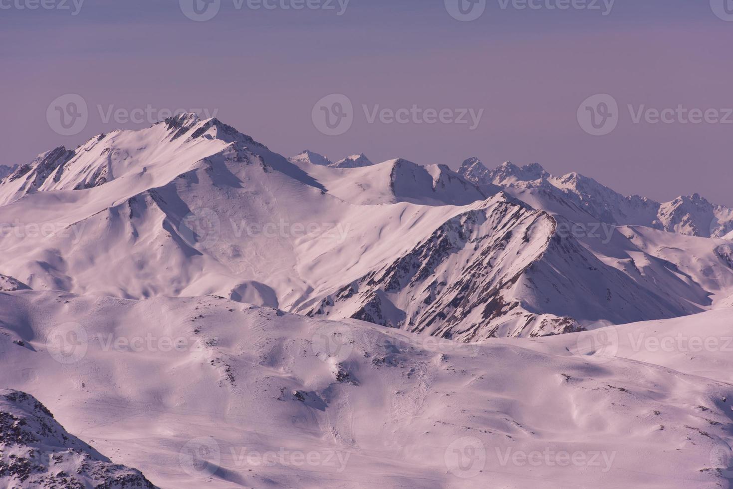 hermoso paisaje de montaña en invierno foto