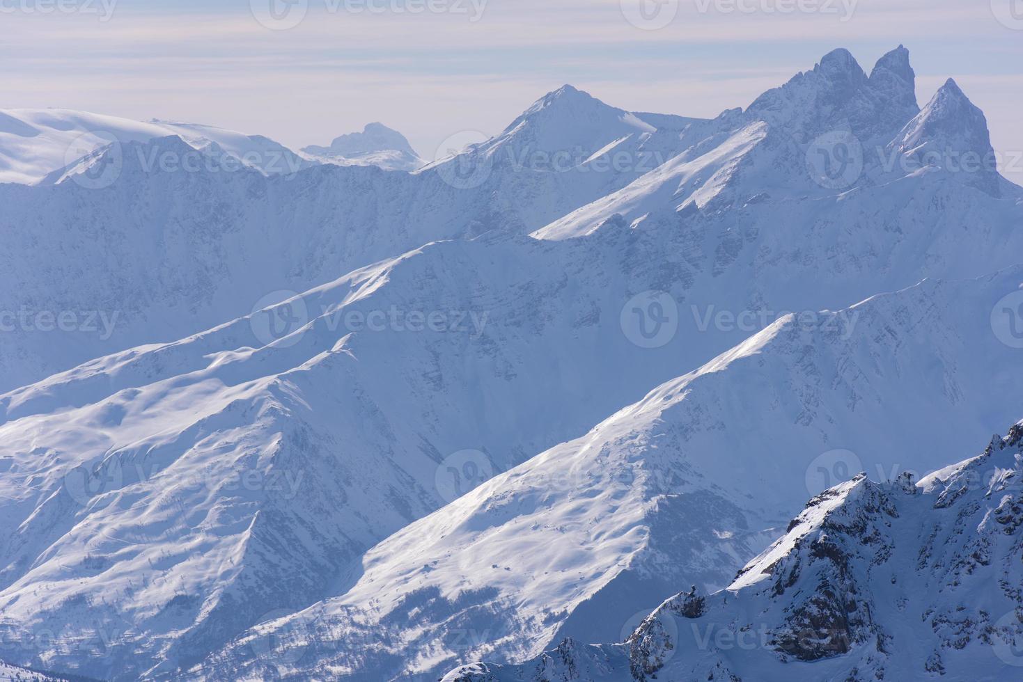 hermoso paisaje de montaña en invierno foto