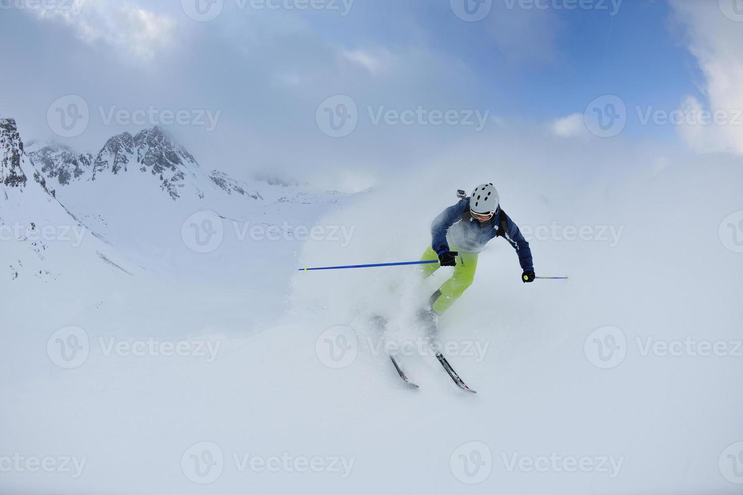 esquiar en nieve fresca en la temporada de invierno en un hermoso día soleado foto