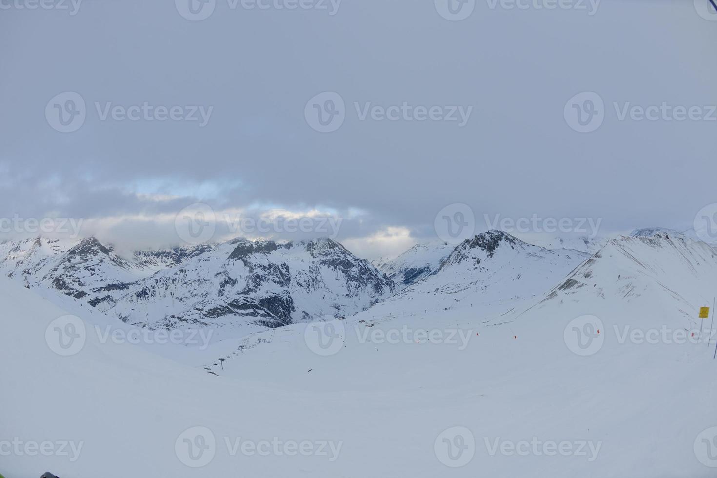 altas montañas bajo la nieve en invierno foto