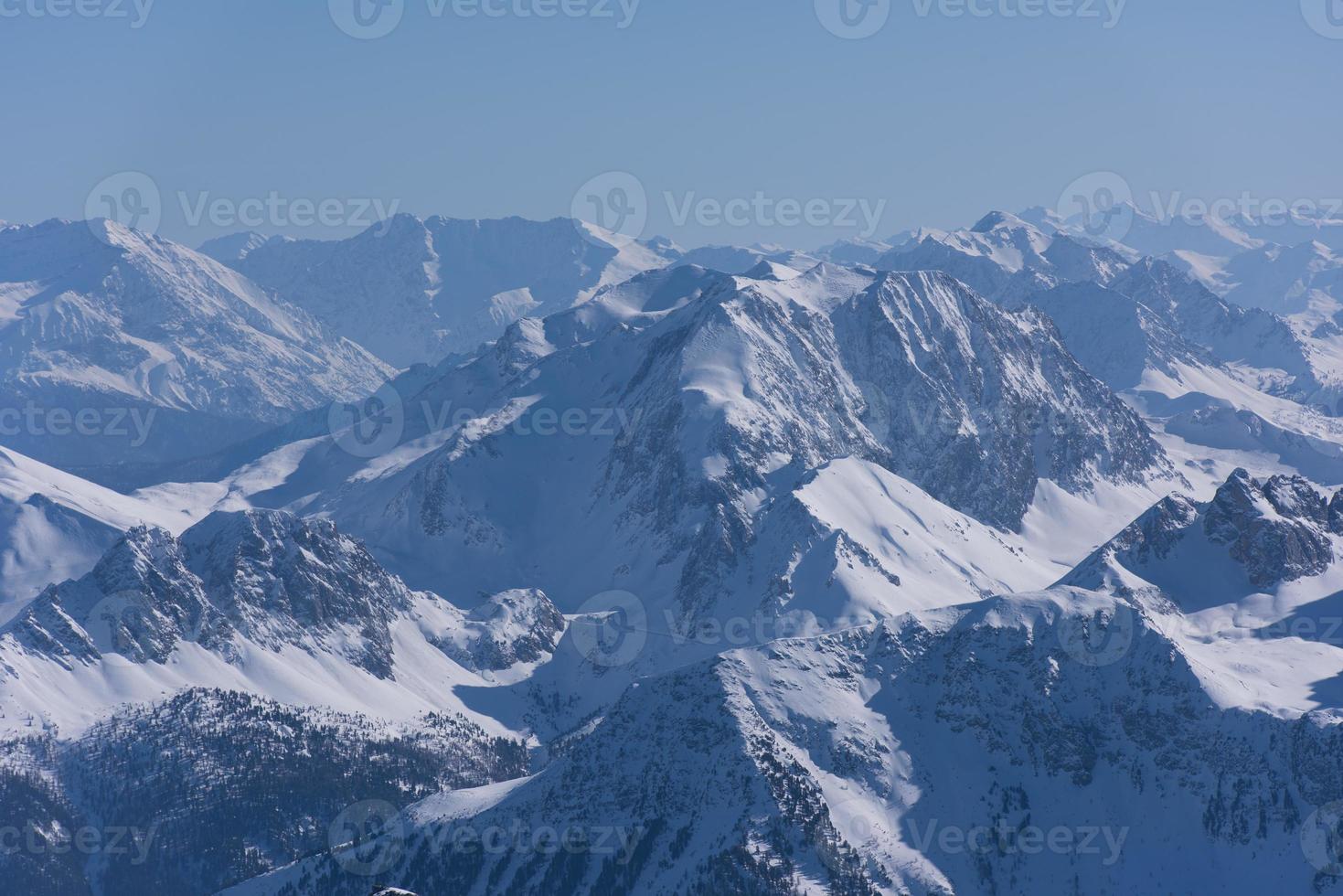 hermoso paisaje de montaña en invierno foto