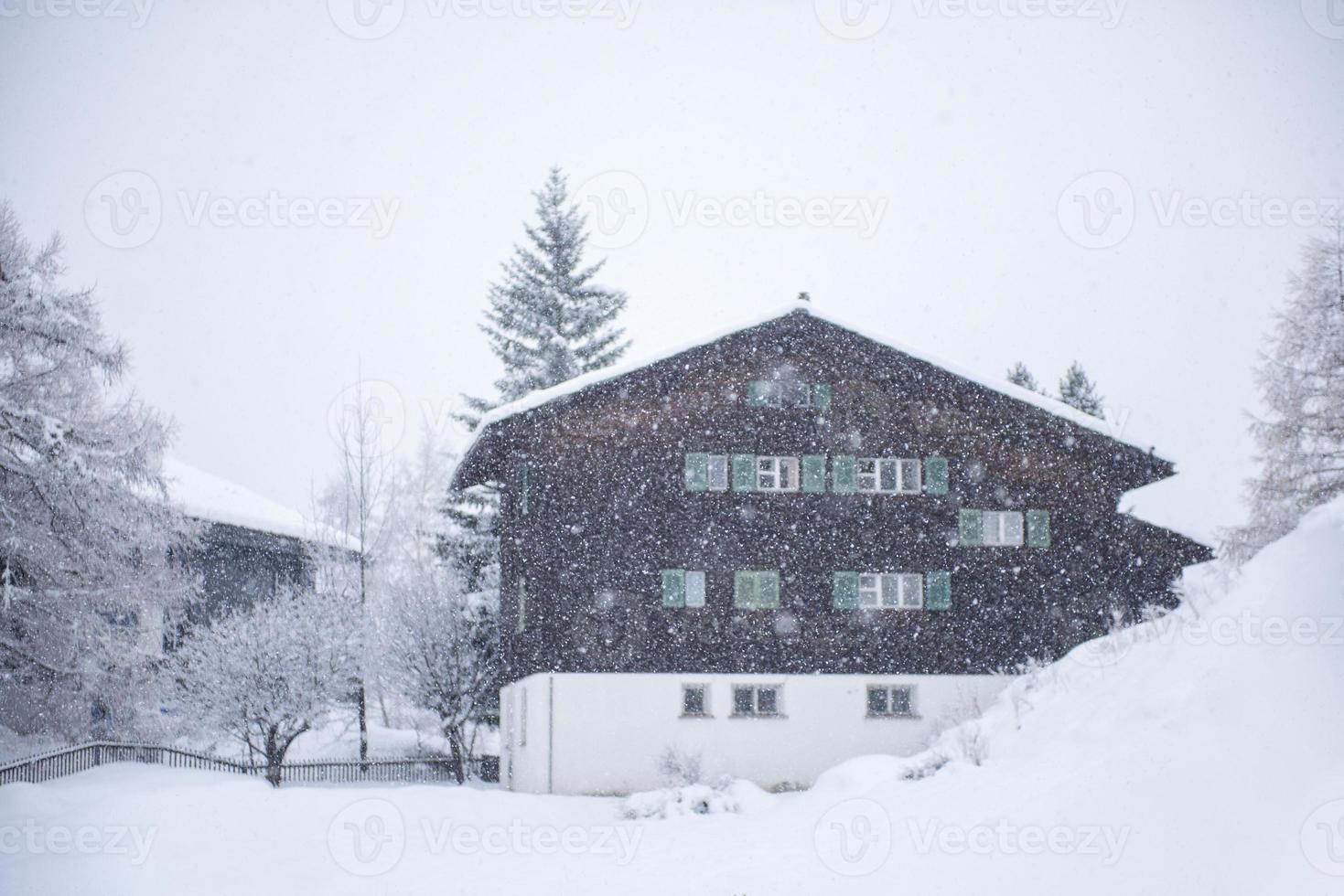 casa de montaña en tormenta de nieve foto