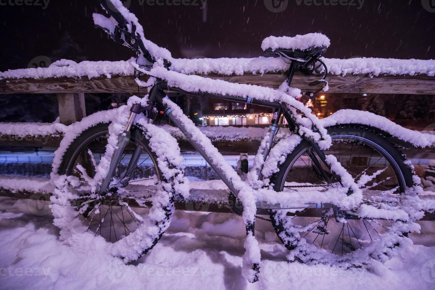 bicicleta aparcada cubierta de nieve foto