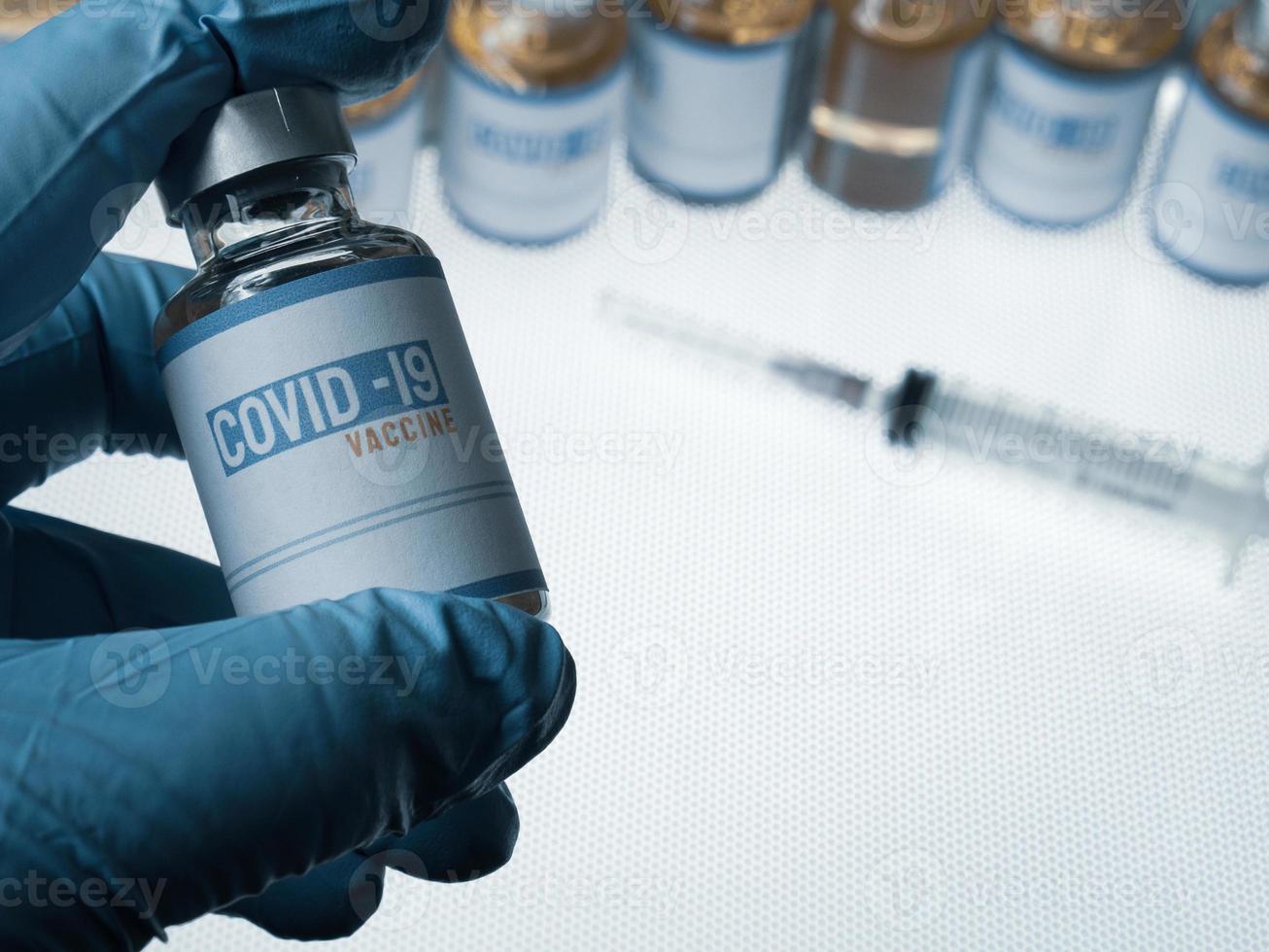 vacuna covid 19 en botella para contenido médico. foto