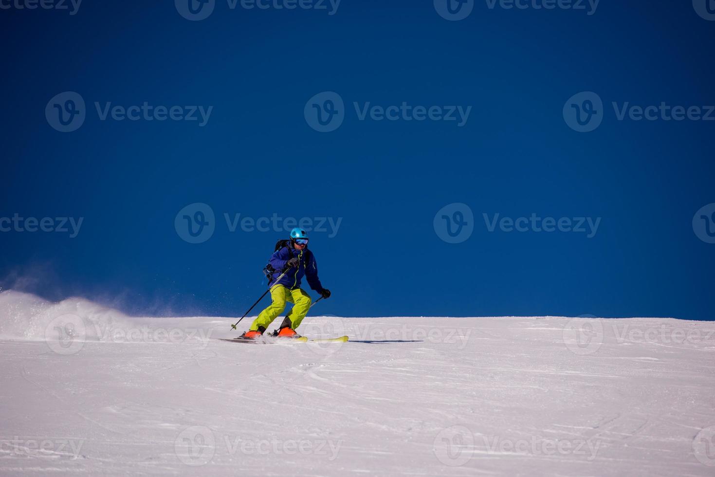 esquiador divirtiéndose mientras corre cuesta abajo foto