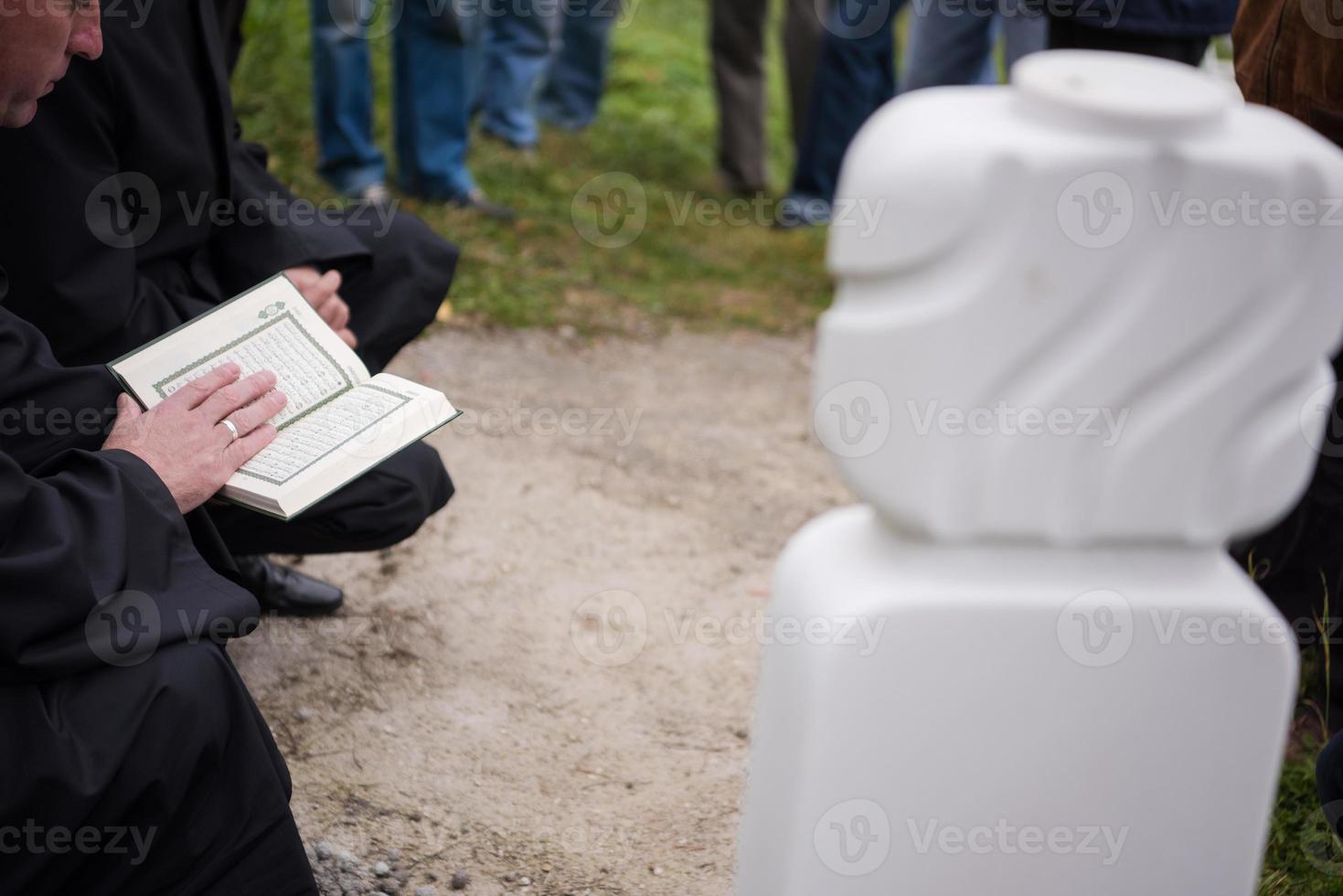 lectura del libro sagrado del corán por el imán en el funeral islámico foto