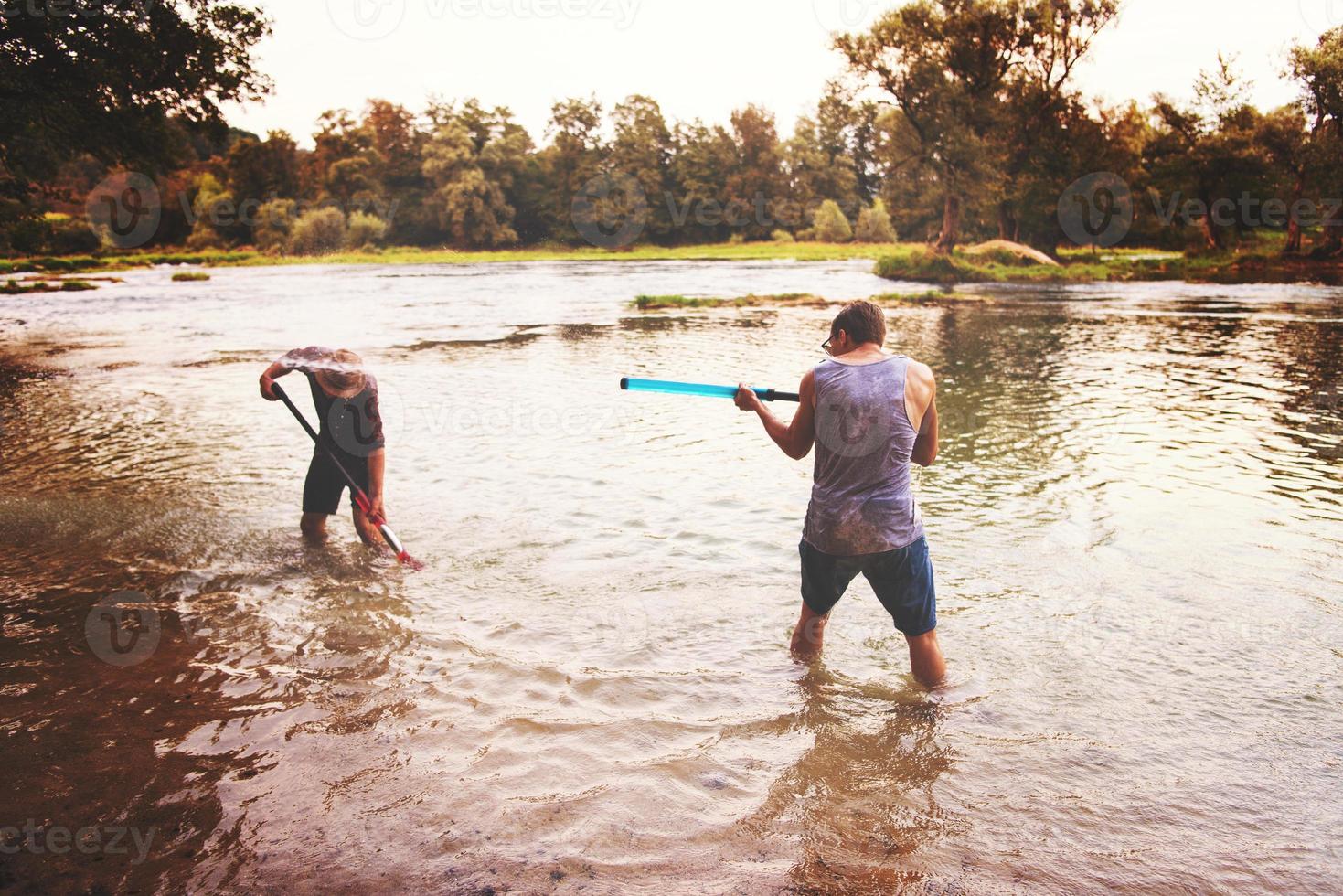 jóvenes divirtiéndose con pistolas de agua foto