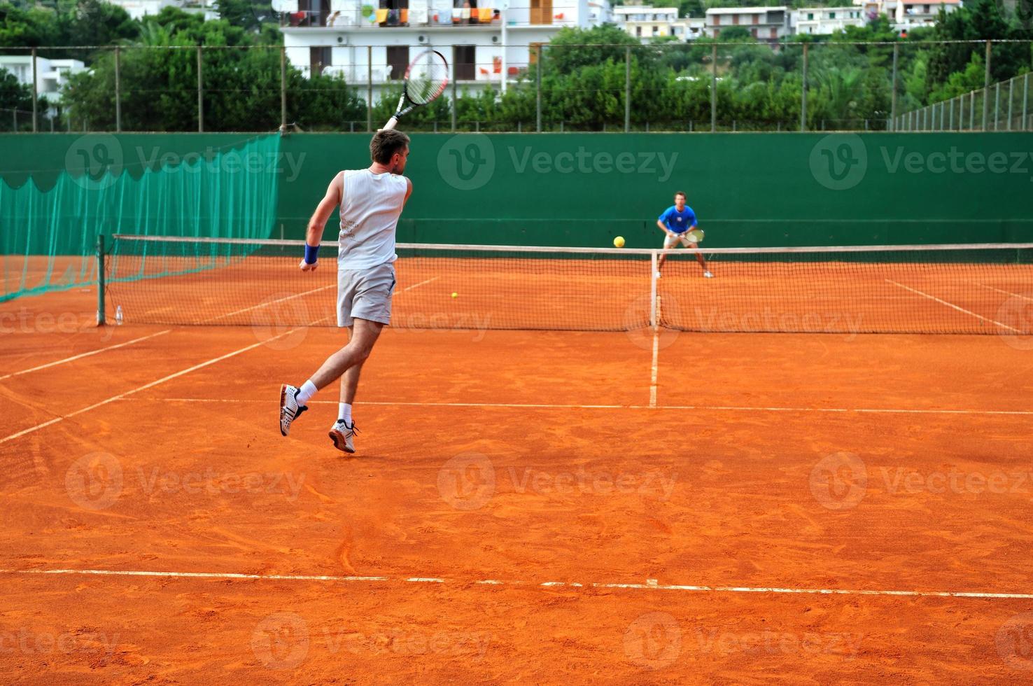 el hombre juega al tenis al aire libre foto