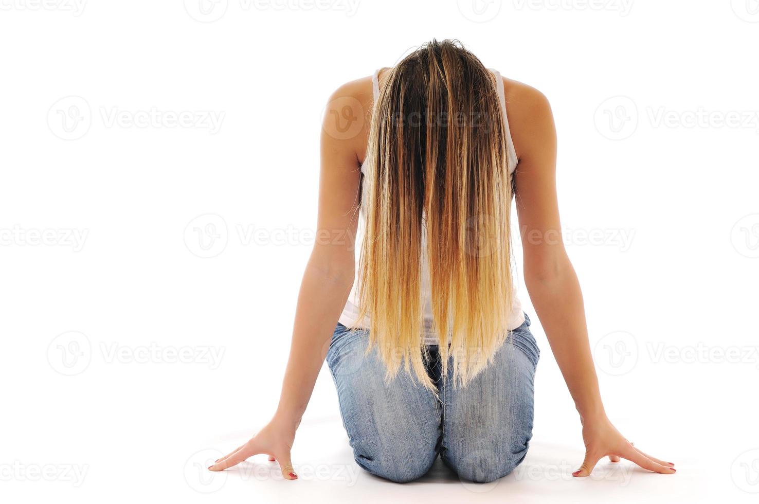 mujer de fiesta aislada con viento en el cabello foto