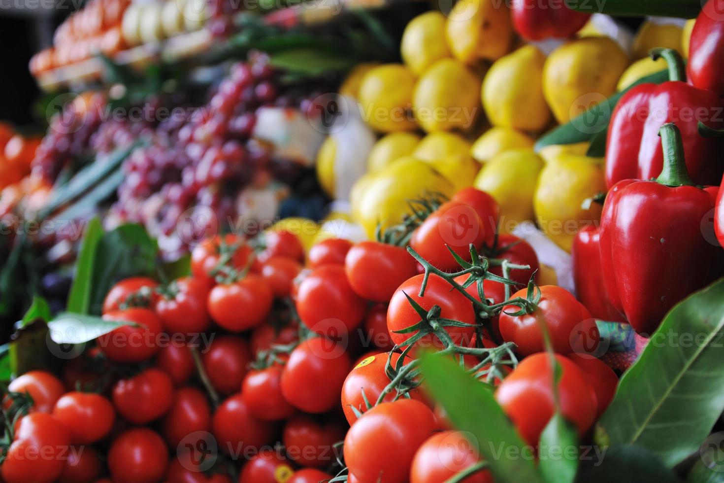 frutas y verduras frescas en el mercado foto