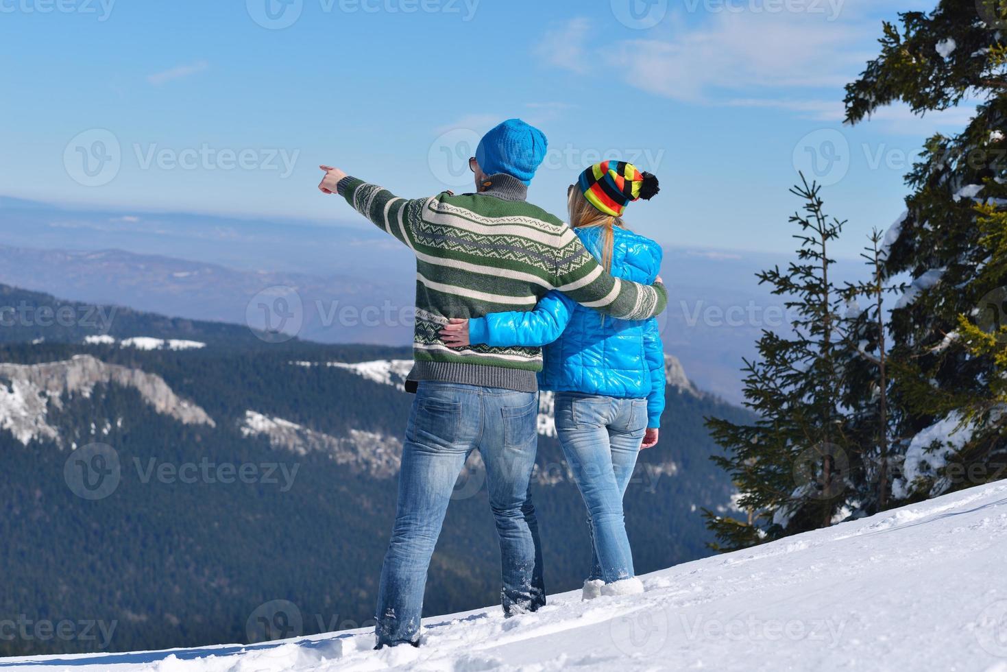 pareja joven en escena de nieve de invierno foto