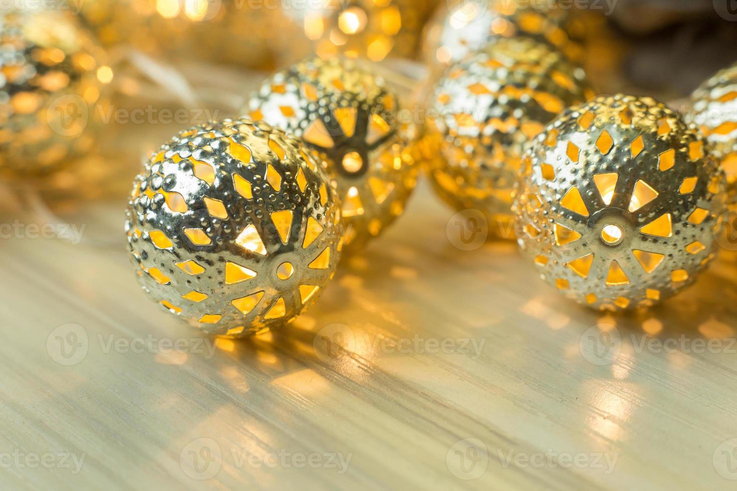 la bola de Navidad dorada sobre fondo de mesa de madera blanca. foto