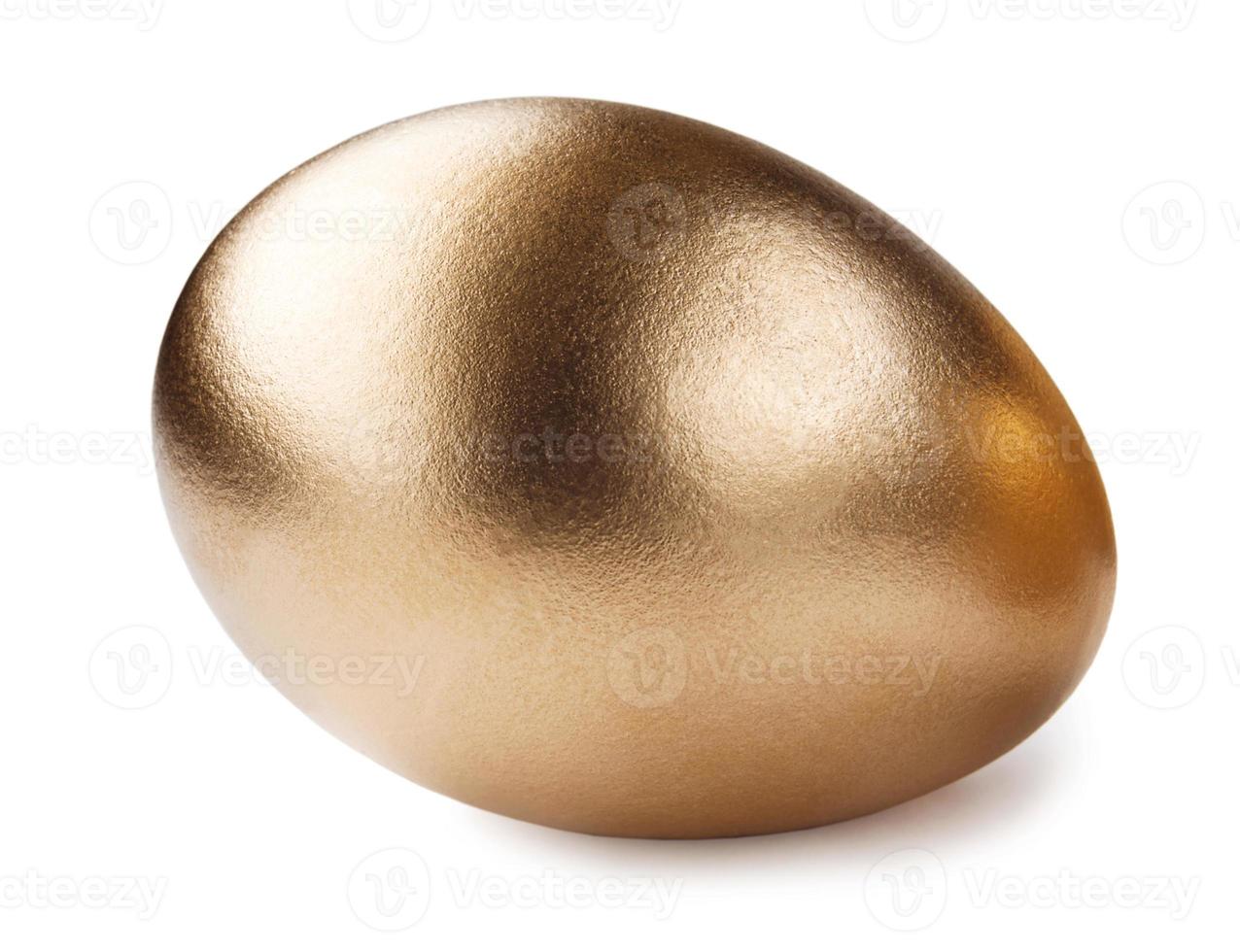 el huevo dorado está aislado en un fondo blanco. foto