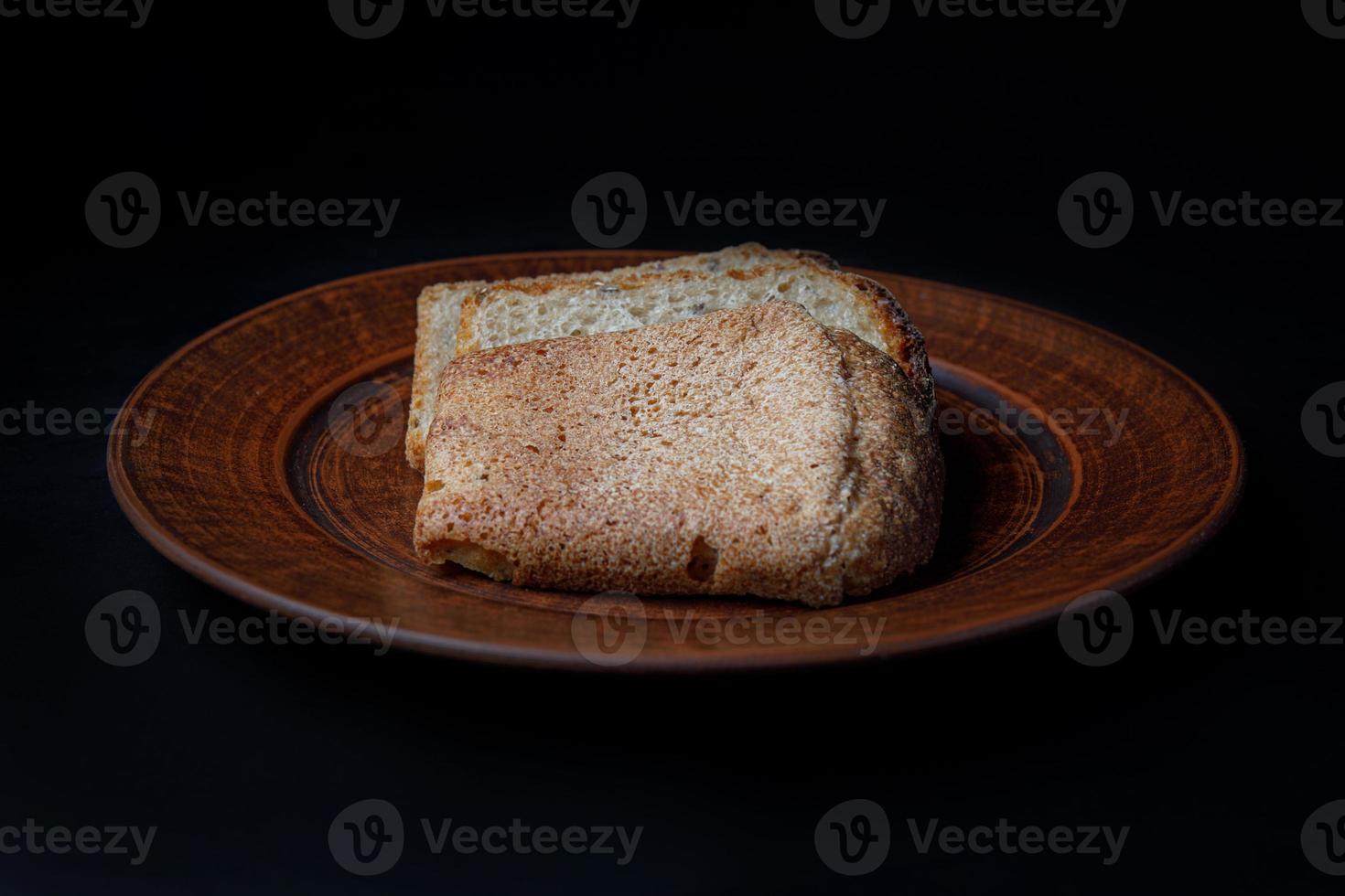 rebanadas de pan de cerca en un plato de cerámica. pan de masa fermentada. vista lateral . foto