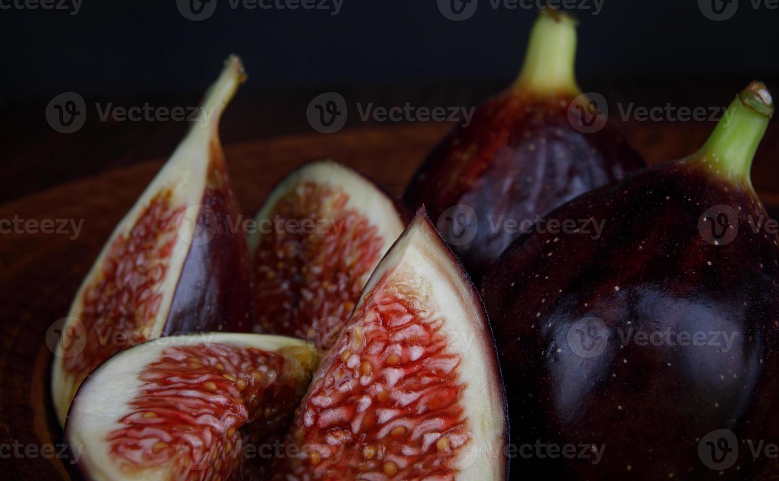 Ripe figs cut into pieces. fruits of ripe figs. photo