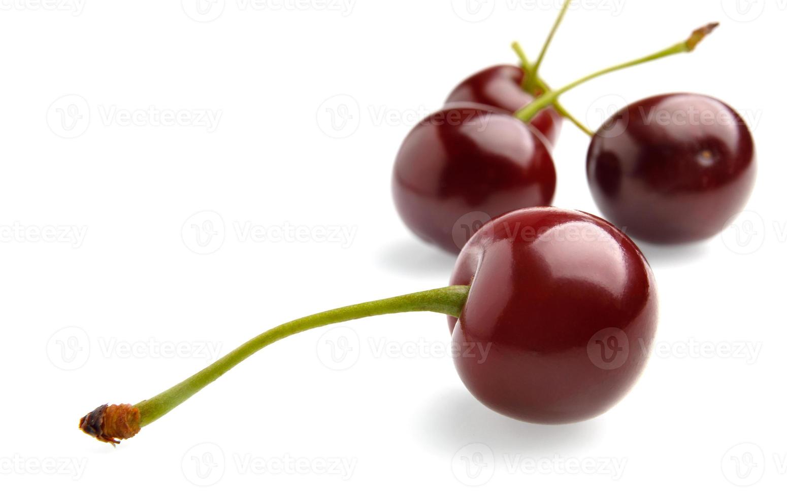 bayas de cereza maduras sobre un fondo blanco. foto