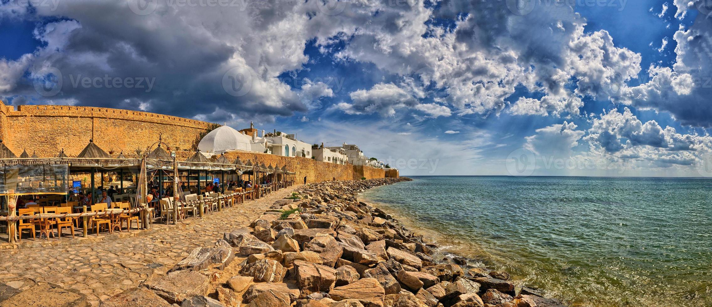 hammamet, túnez - octubre de 2014 café en la playa pedregosa de la antigua medina el 6 de octubre de 2014 en hammamet, túnez foto