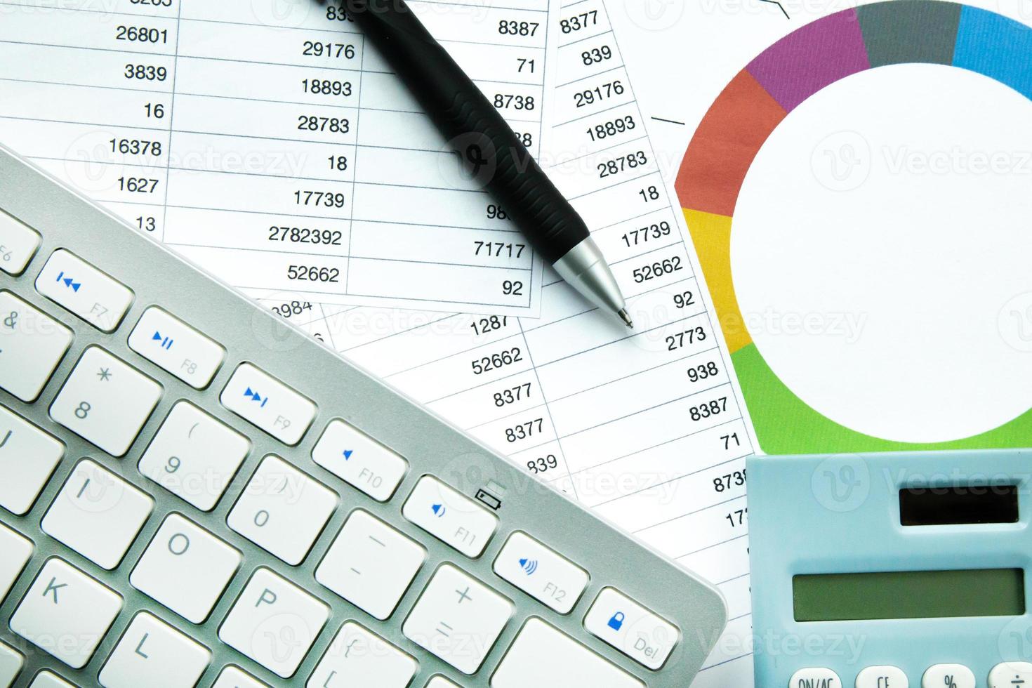 el teclado en la mesa de trabajo para contenido empresarial. foto