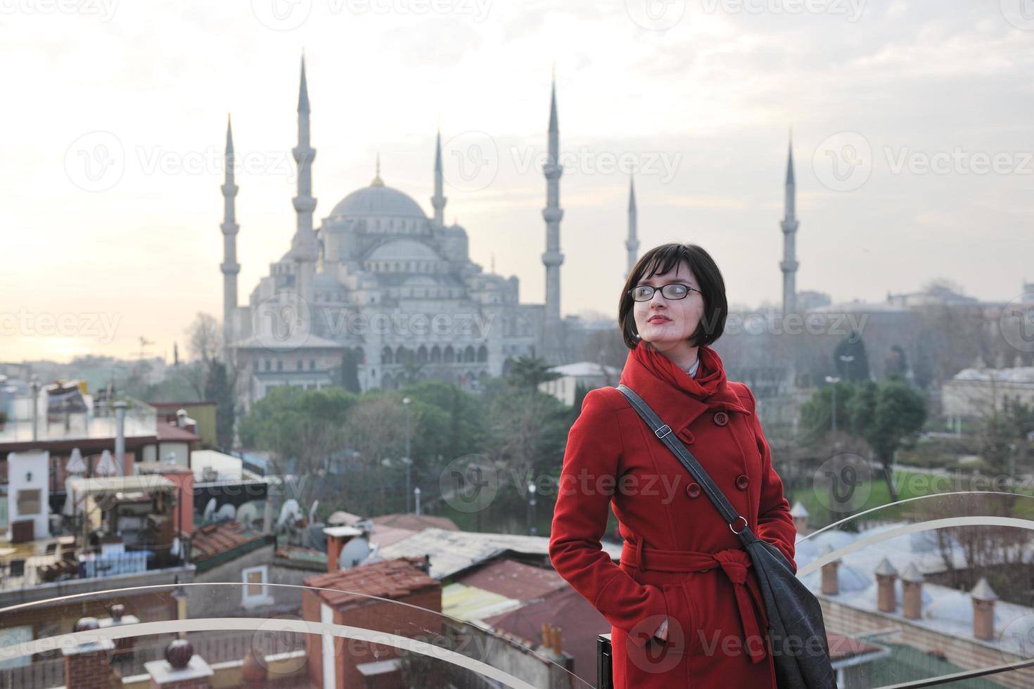 mujer visita la antigua estambul en turquía foto