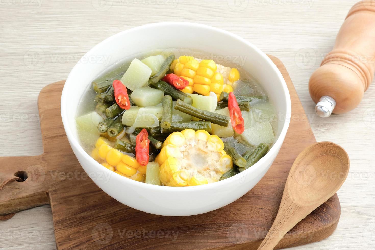 sayur asam, sayur asem o sopa de tamarindo es una popular sopa tradicional indonesia. los ingredientes comunes son chayote, frijoles largos y maíz con la adición de tamarindo o bilimbi. servido en tazón blanco. foto
