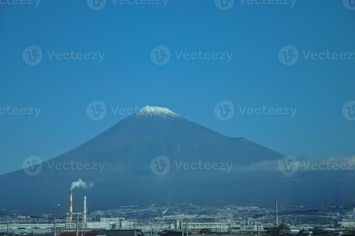 majestuoso volcán fuji en otoño de japón y paisaje urbano foto