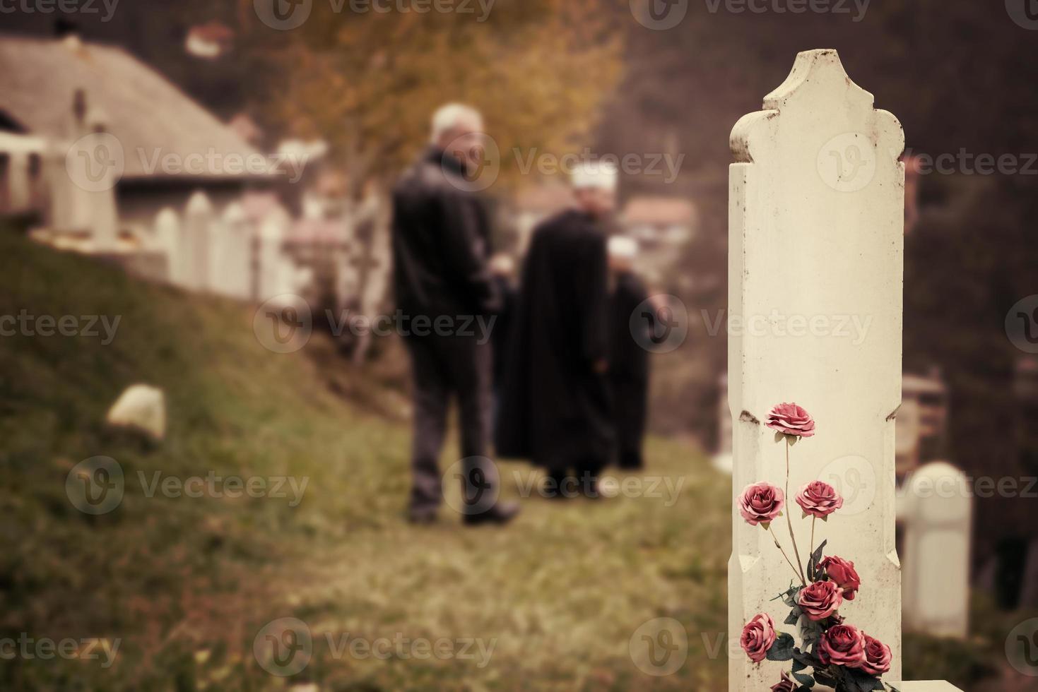 lectura del libro sagrado del corán por el imán en el funeral islámico foto