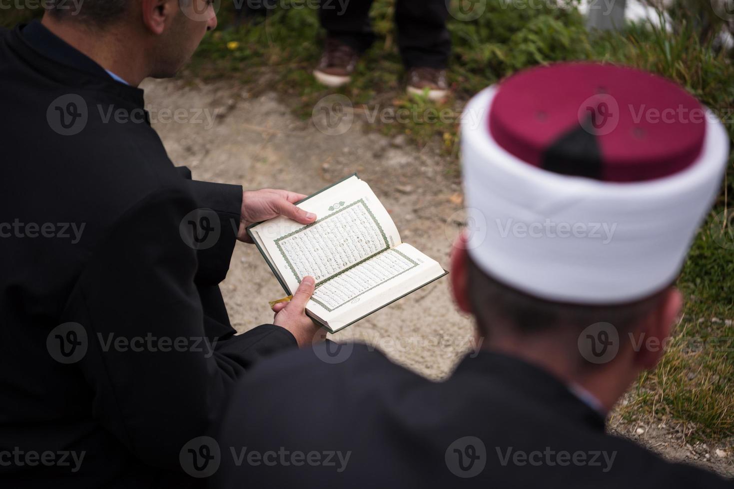 lectura del libro sagrado del corán por el imán en el funeral islámico foto