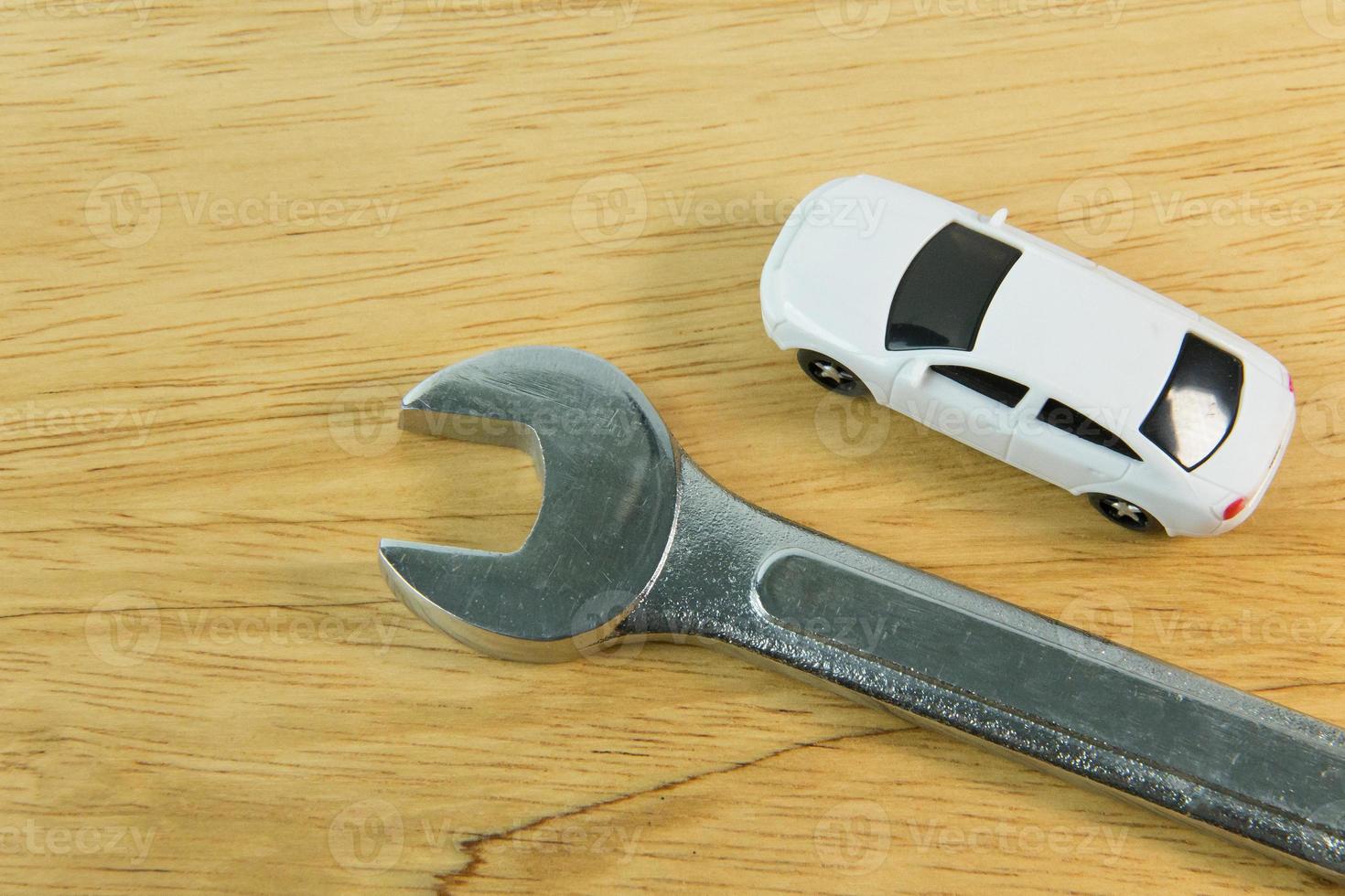 juguete de coche blanco en la imagen de la mesa de madera de cerca. foto