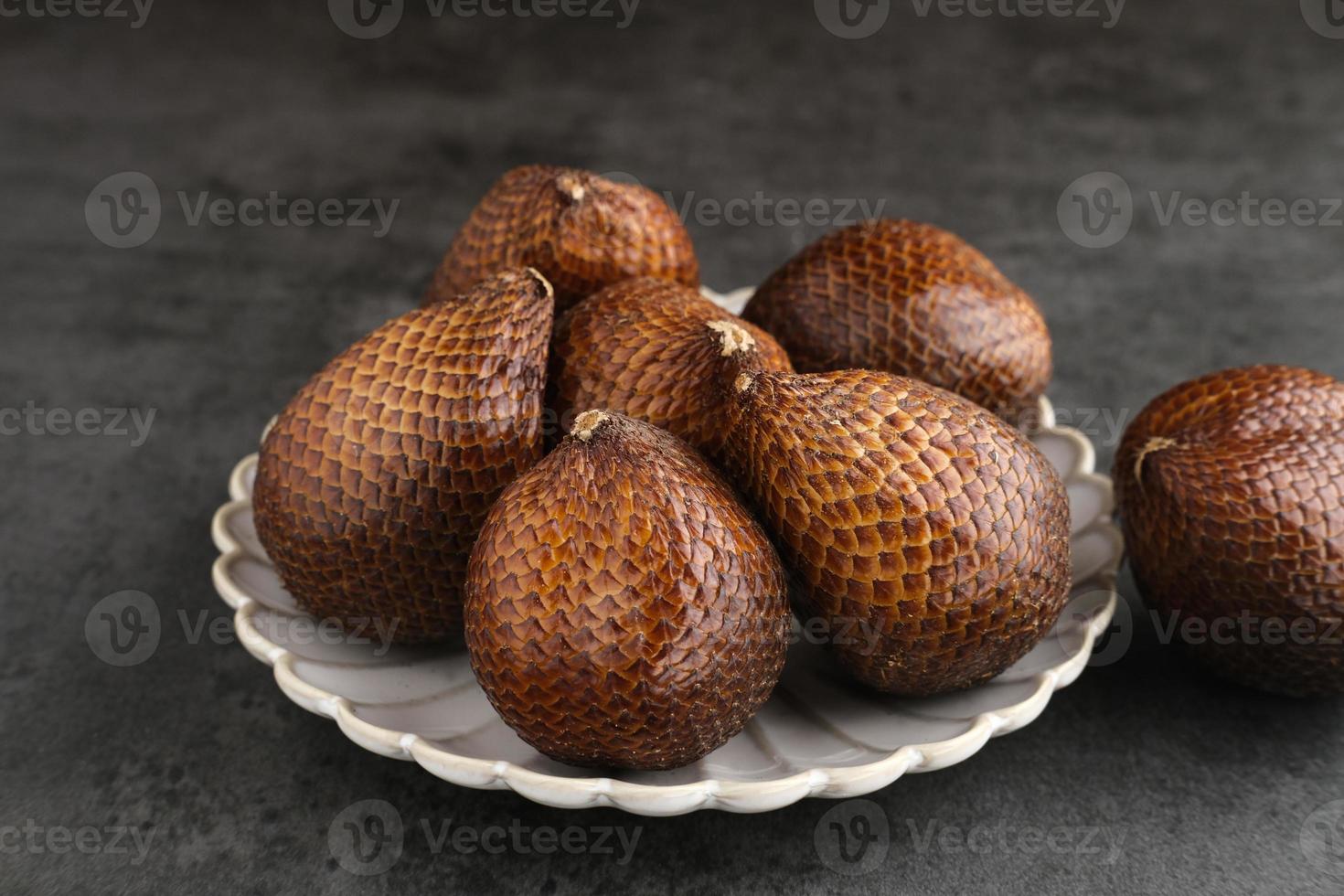 salak o palma espinosa o fruta de serpiente, salacca zalacca es una especie de palmera. imagen de enfoque selectivo. foto