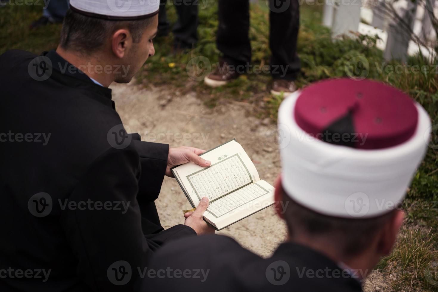 lectura del libro sagrado del corán por el imán en el funeral islámico foto