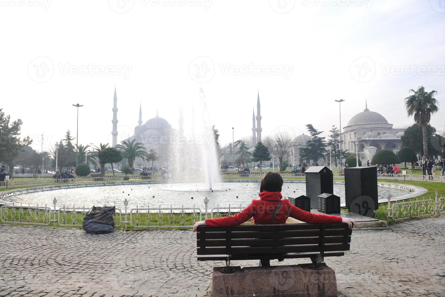 mujer visita la antigua estambul en turquía foto