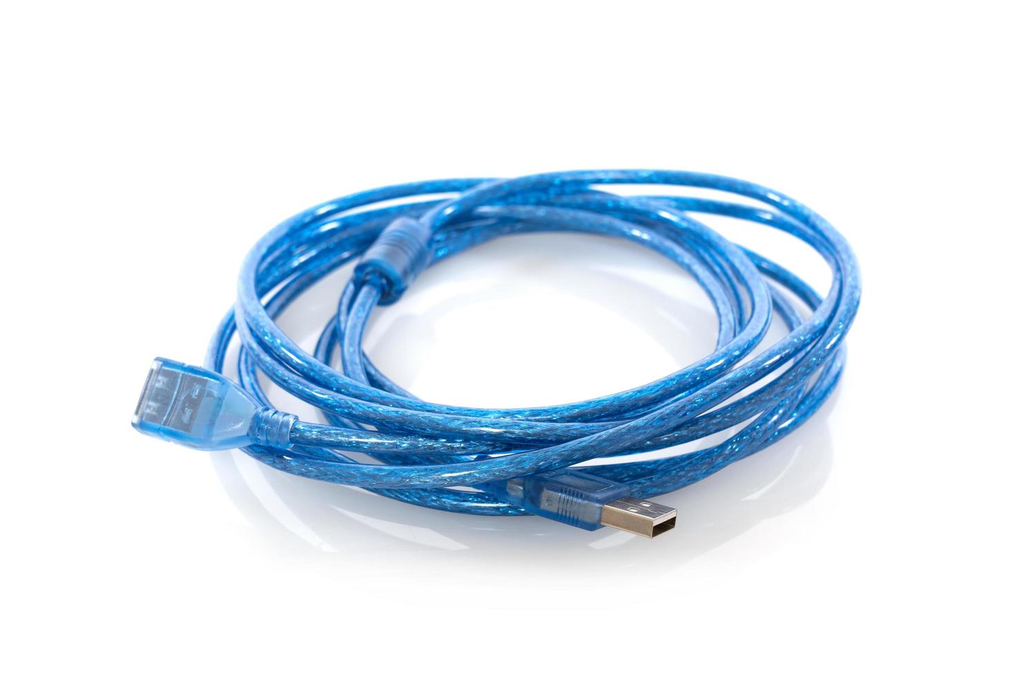 cables azules que conectan la computadora en un fondo blanco foto