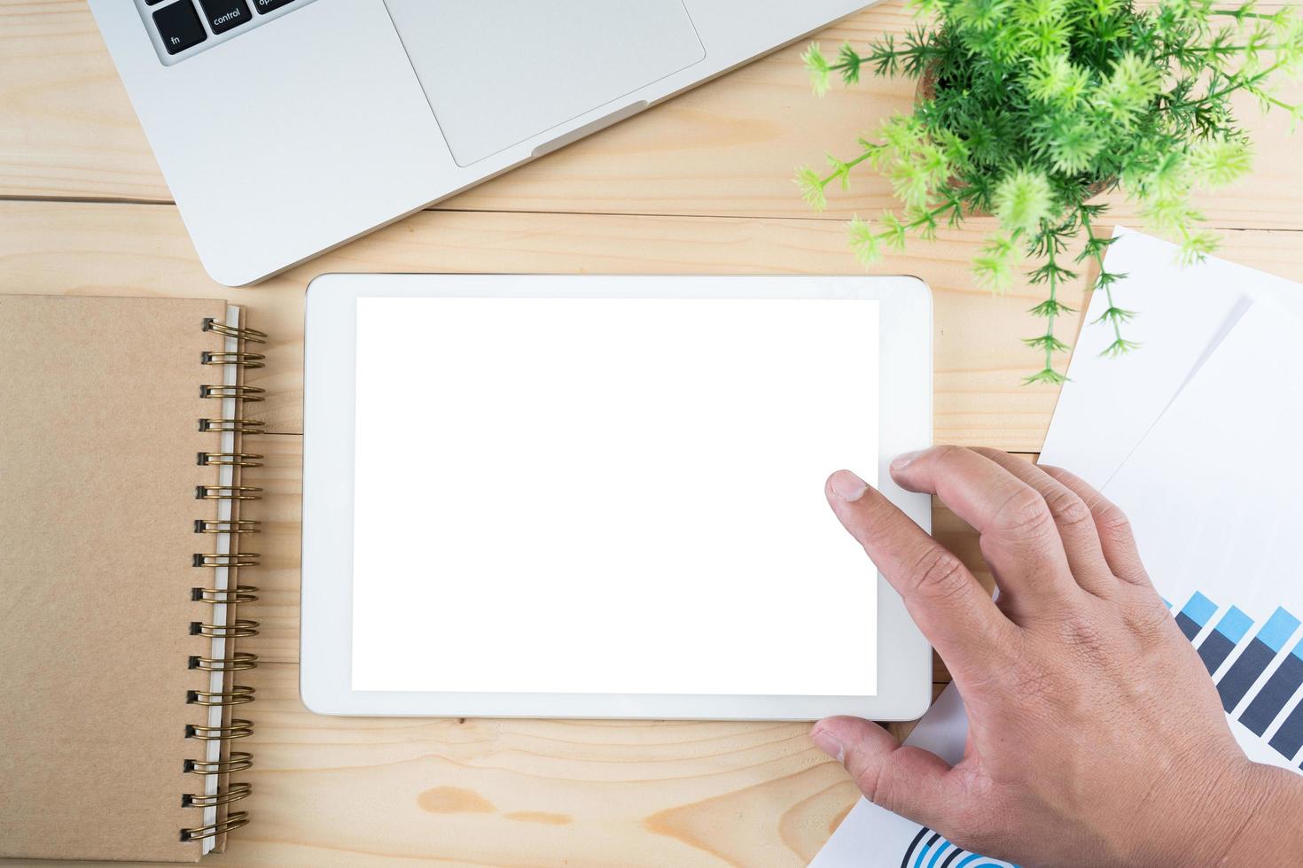 tableta con pantalla aislada en manos de hombre foto