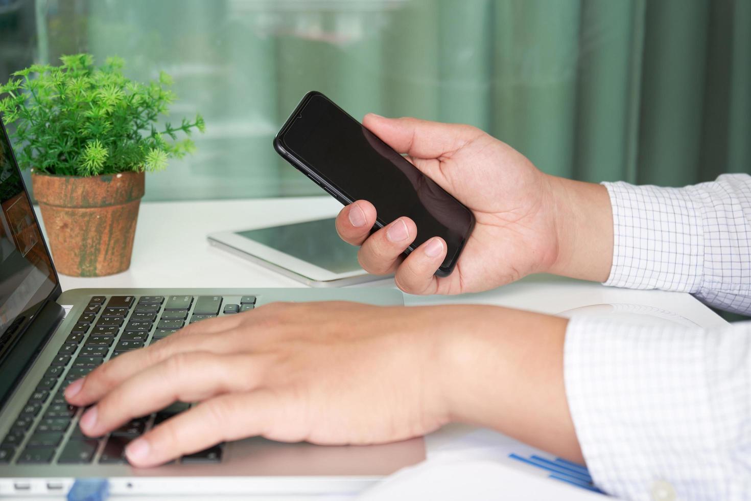 mano que sostiene el teléfono móvil, conceptos de compras en línea foto