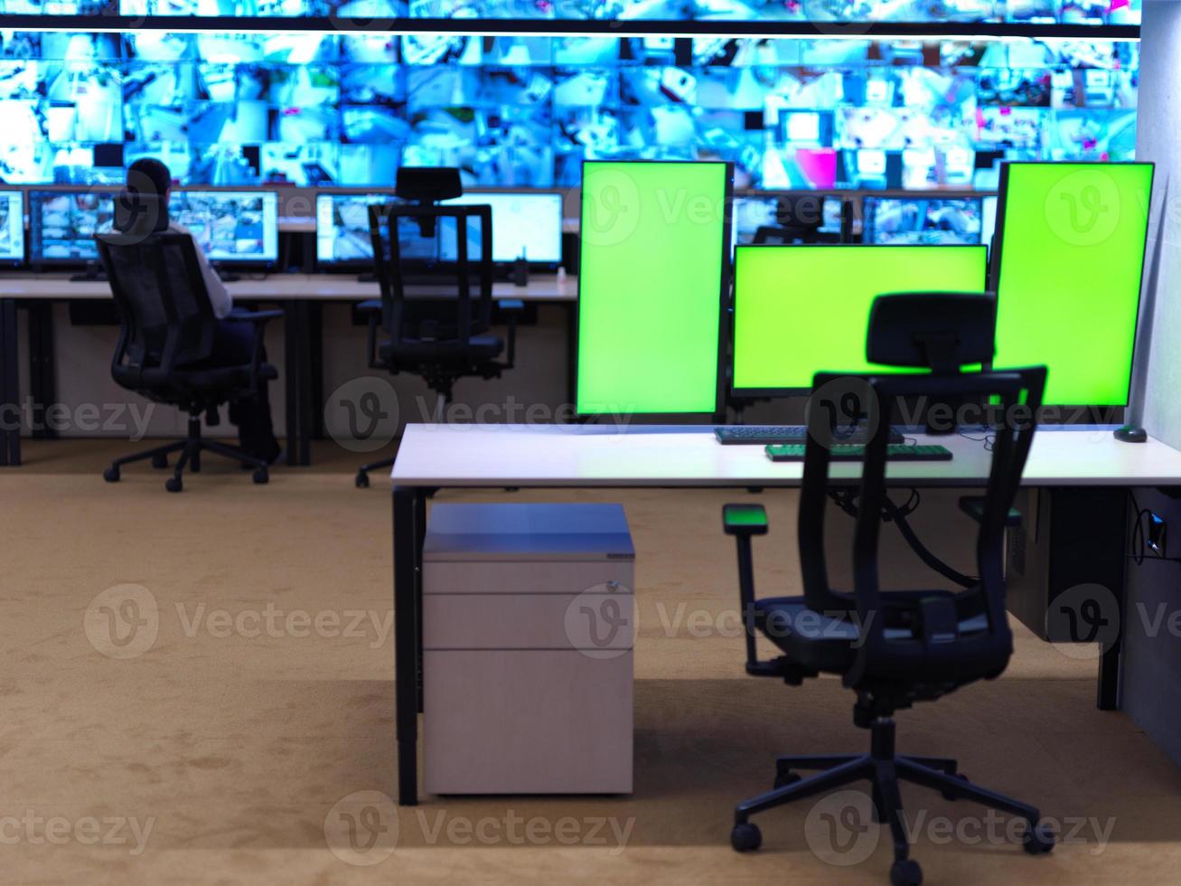 interior de la gran sala de control del sistema de seguridad moderno con pantallas verdes en blanco foto