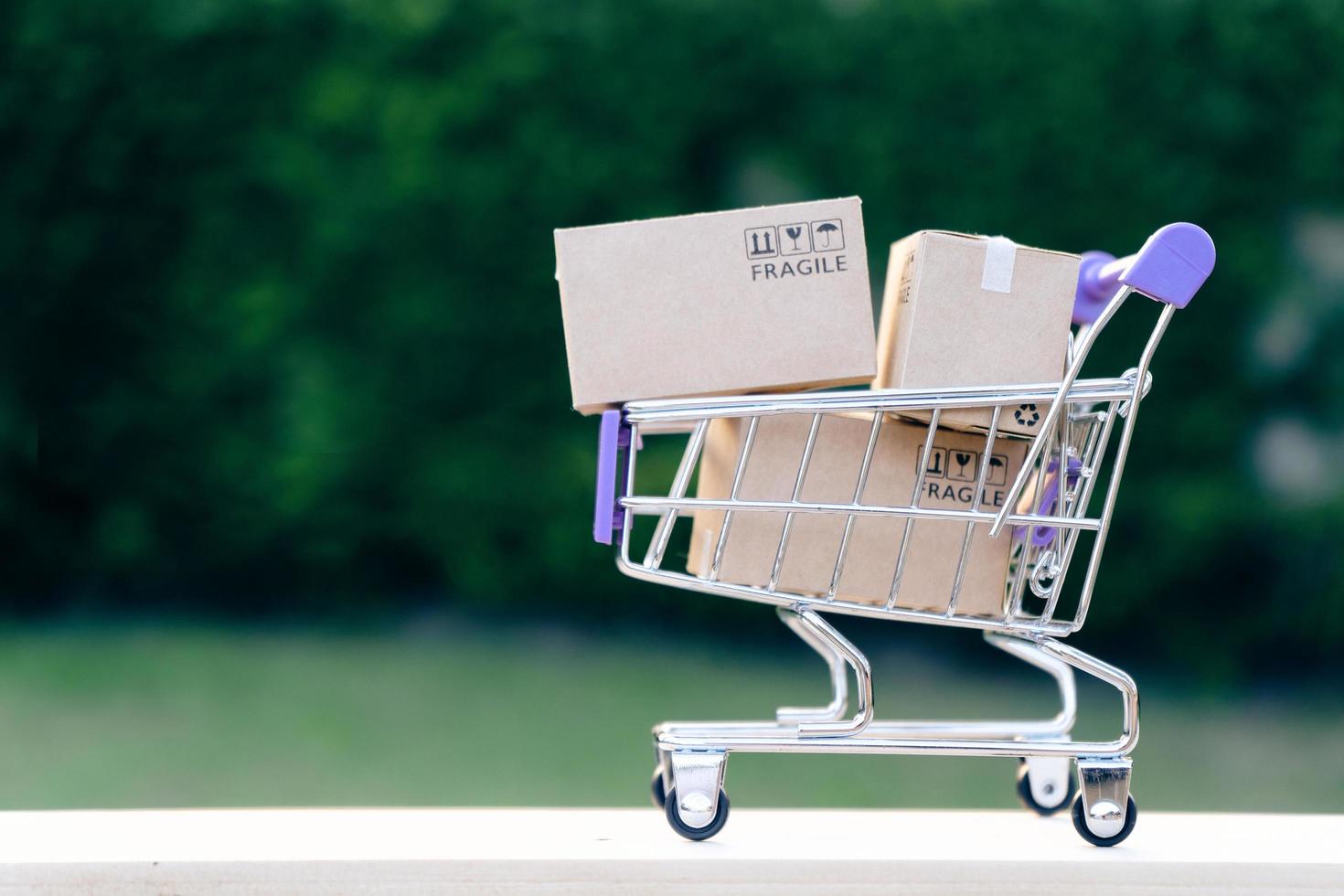 cajas de papel en un carro con espacio de copia, concepto de compras en línea foto