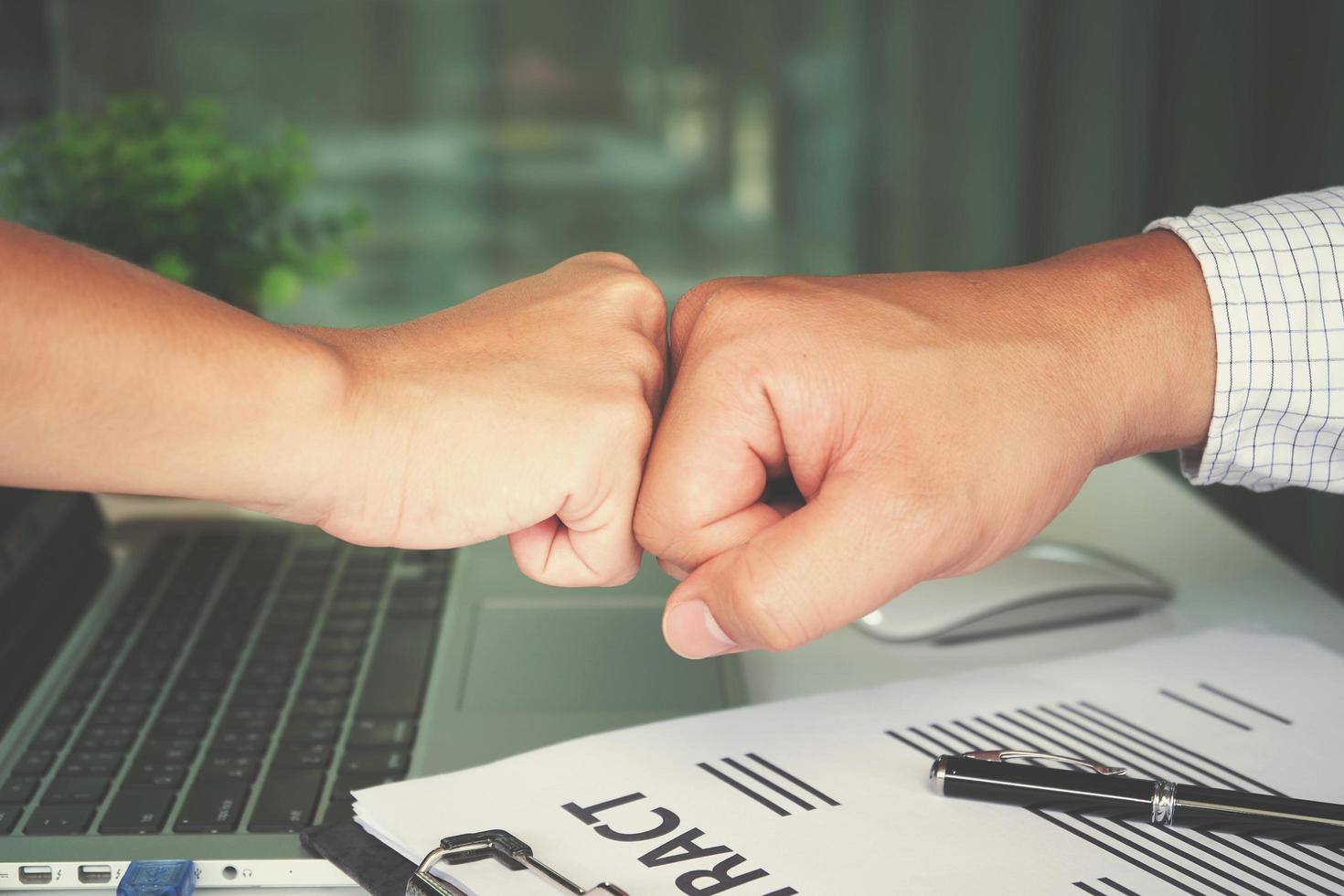 Golpe de mano a puño para el trabajo en equipo de éxito corporativo, concepto de trabajo en equipo de éxito foto