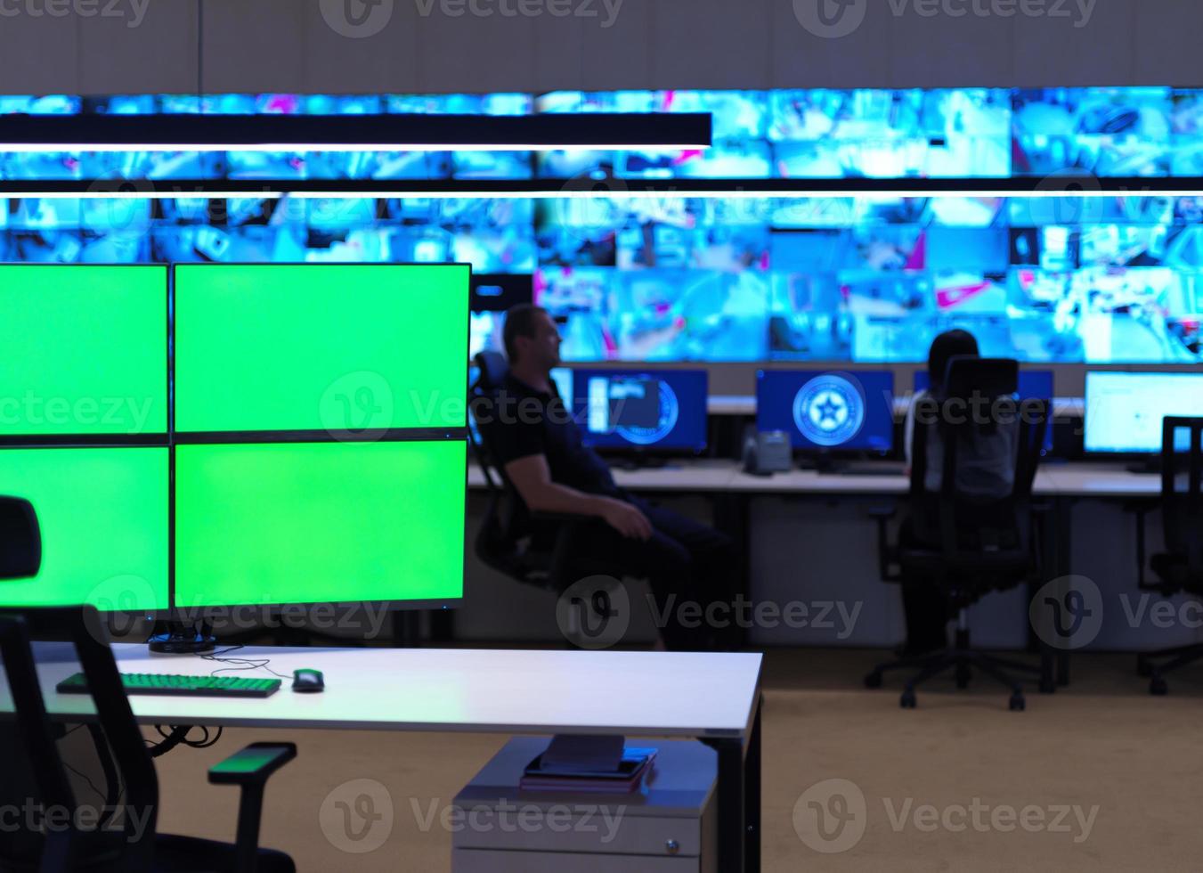 interior de la gran sala de control del sistema de seguridad moderno con pantallas verdes en blanco foto