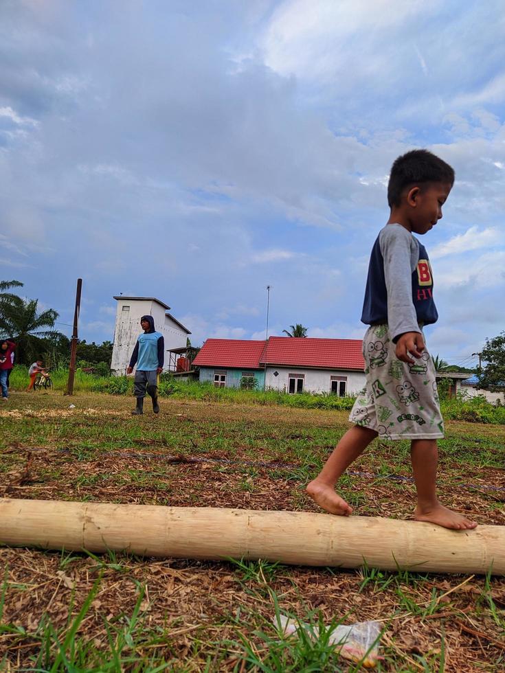 niños jugando juntos, kalimantan oriental, indonesia, agosto, 13,2022 foto