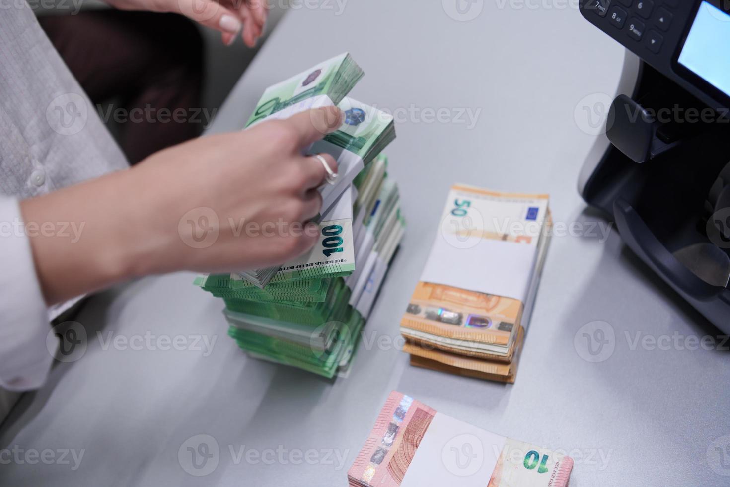 empleados bancarios clasificando y contando billetes de papel foto