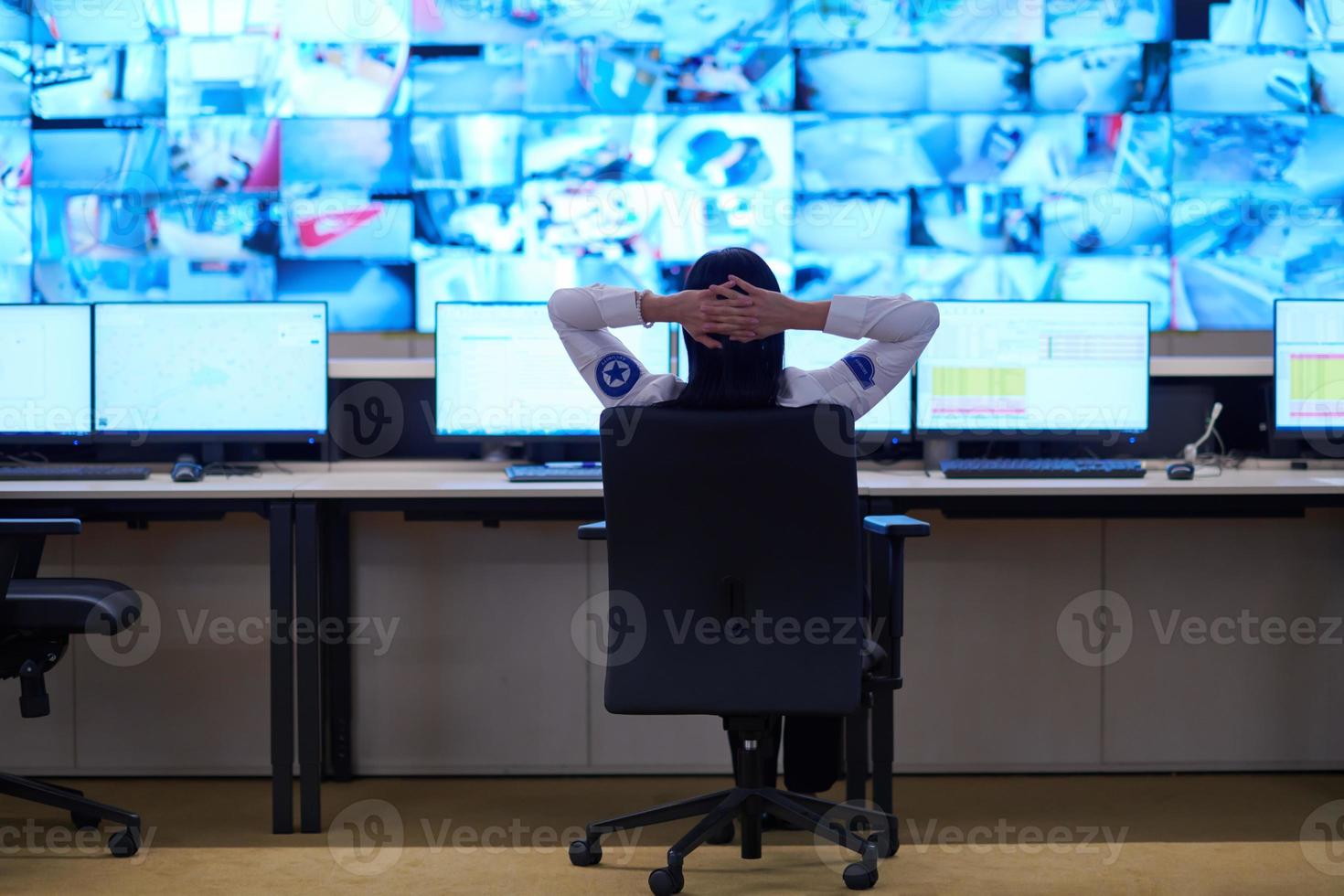 operadora que trabaja en una sala de control del sistema de datos de seguridad foto