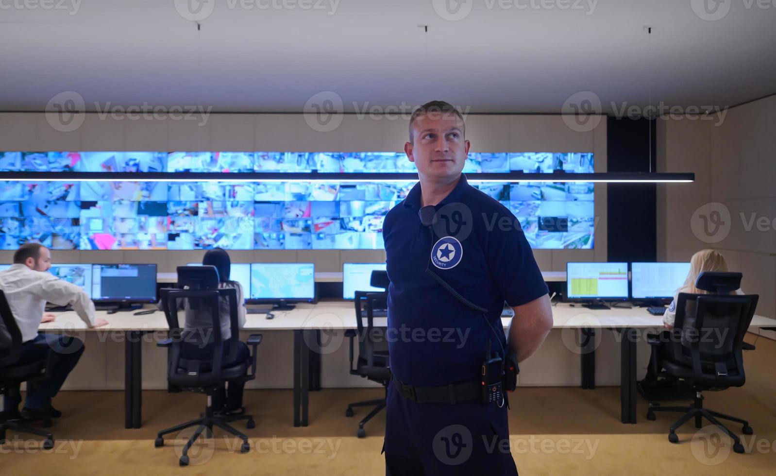 retrato de un joven operador de seguridad masculino en una sala de control del sistema de datos foto