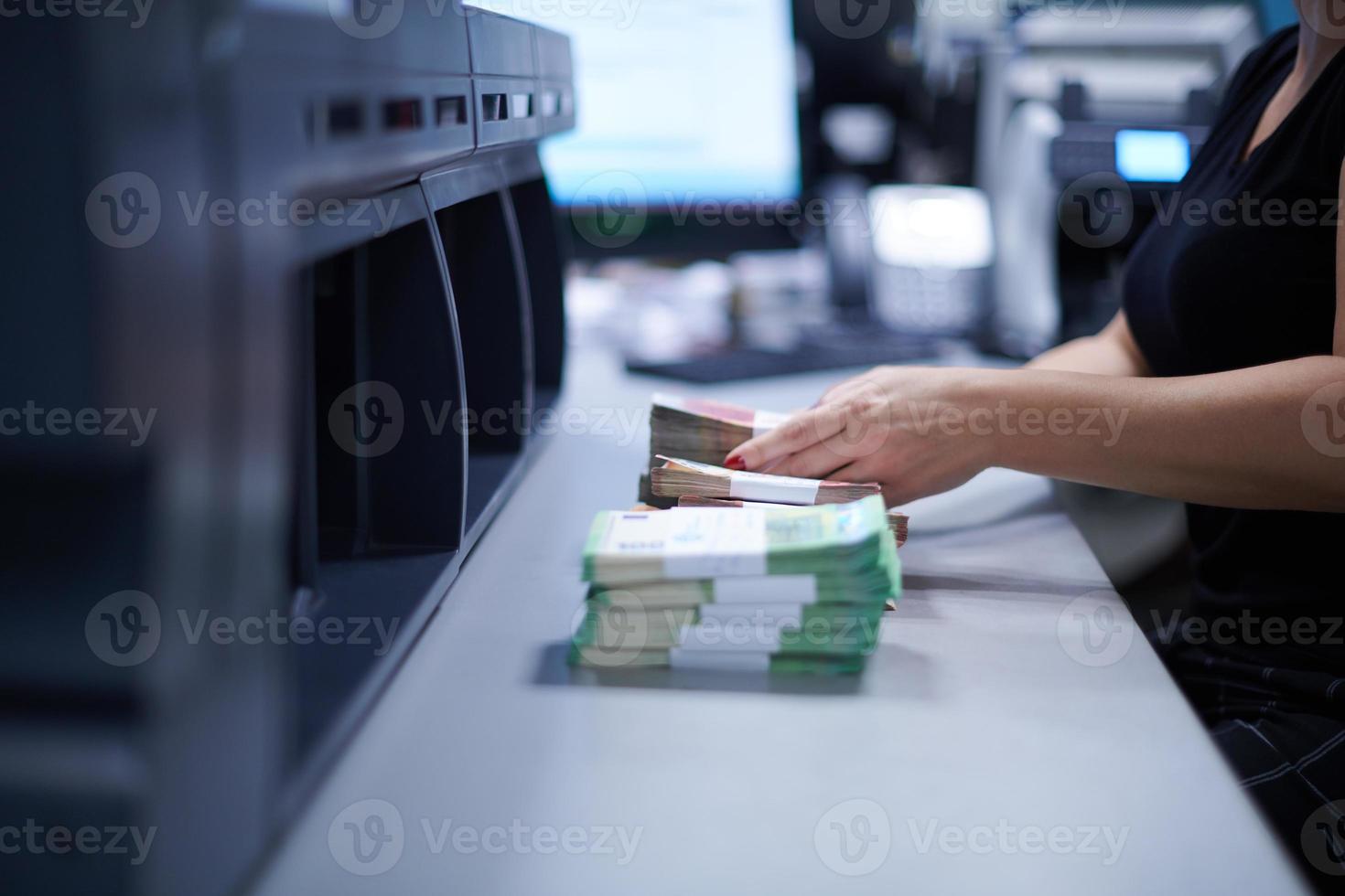 empleados bancarios clasificando y contando billetes de papel foto