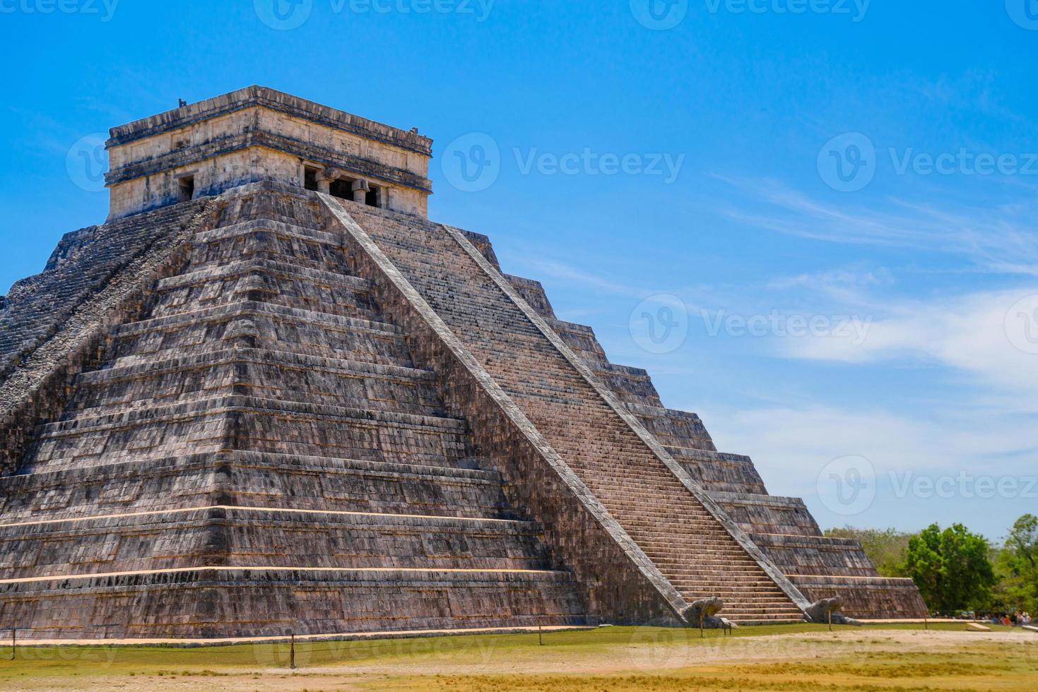 pirámide del templo de kukulcan el castillo, chichén itzá, yucatán, méxico, civilización maya foto