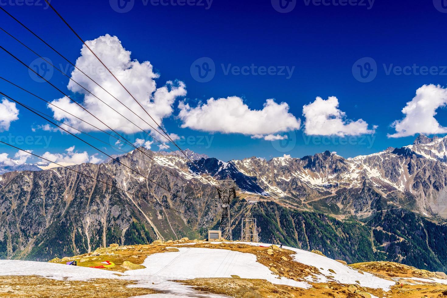 teleférico en montañas nevadas, chamonix, mont blanc, haute-savoie, francia foto