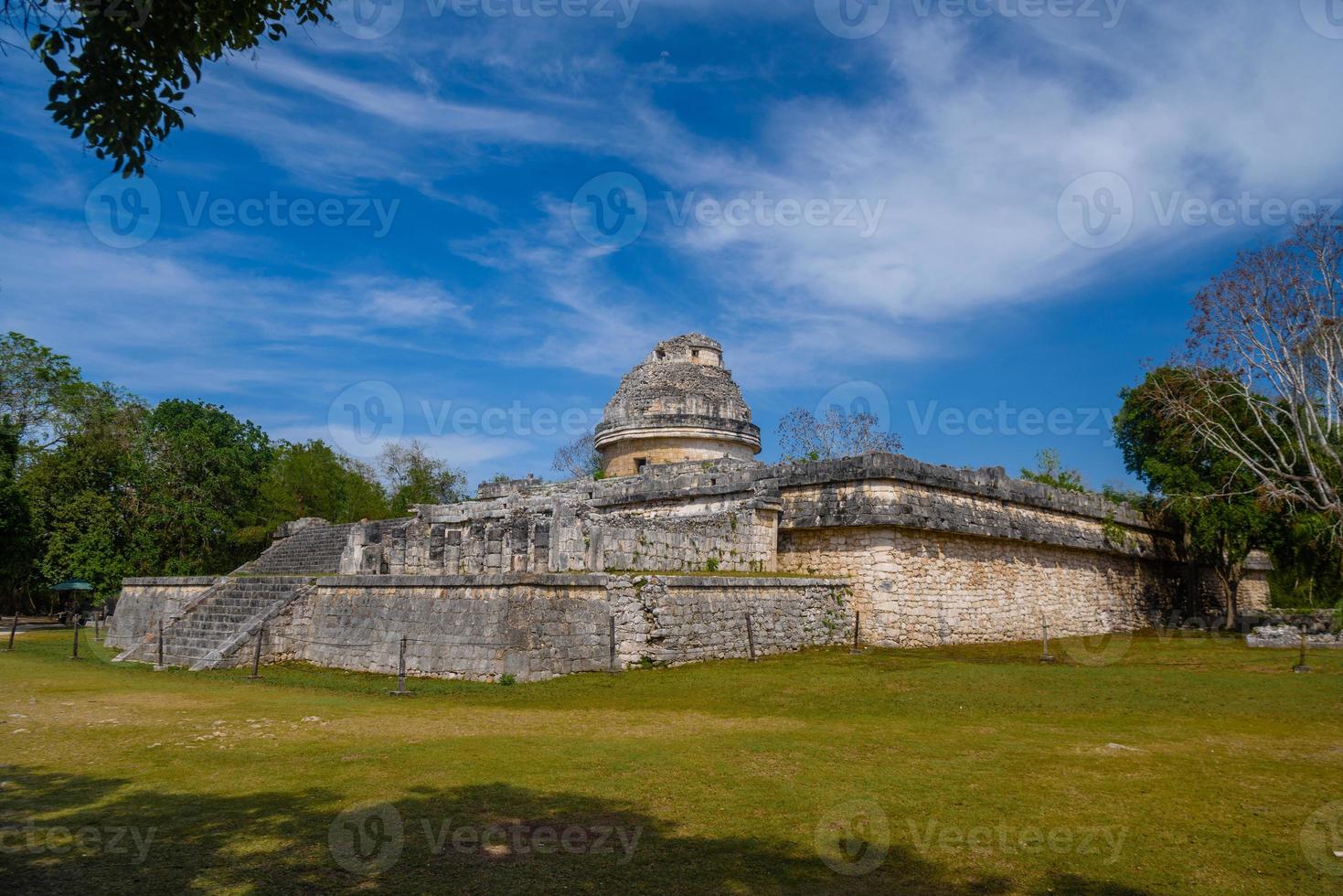 ruinas del templo observatorio el caracol, chichén itzá, yucatán, méxico, civilización maya foto