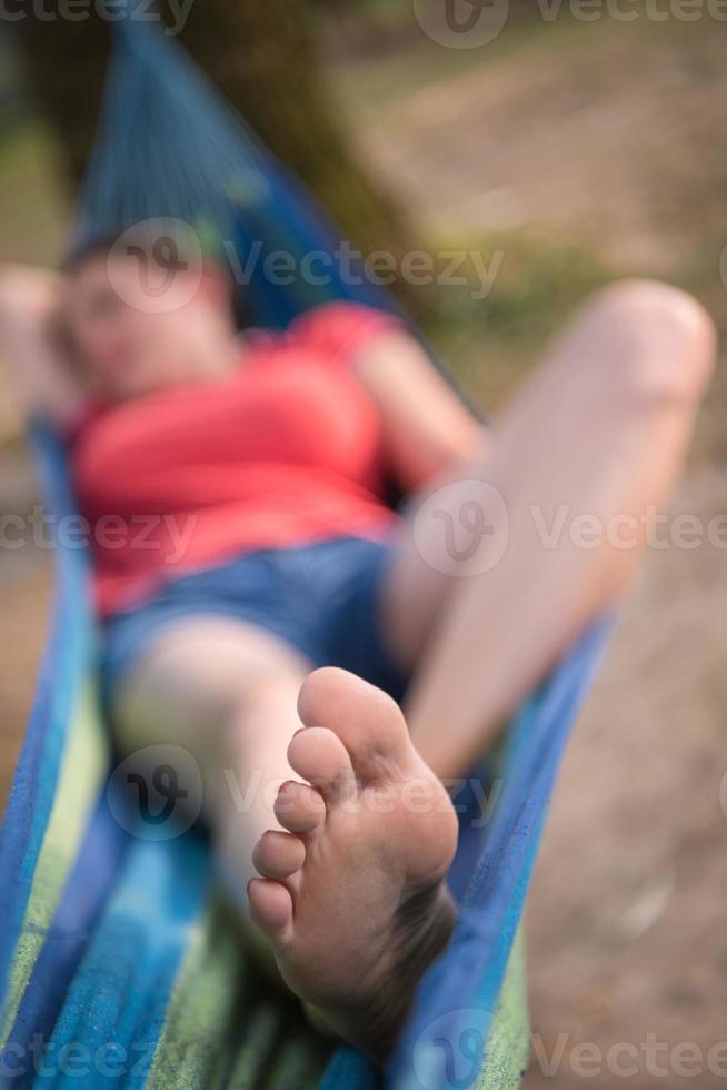 mujer descansando en hamaca foto