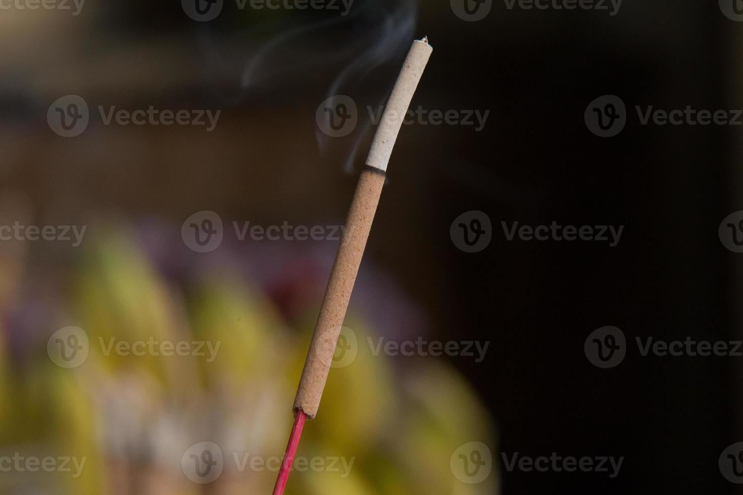 palo de incienso y humo de la quema de incienso. foto