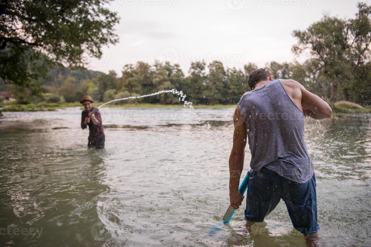 jóvenes divirtiéndose con pistolas de agua foto